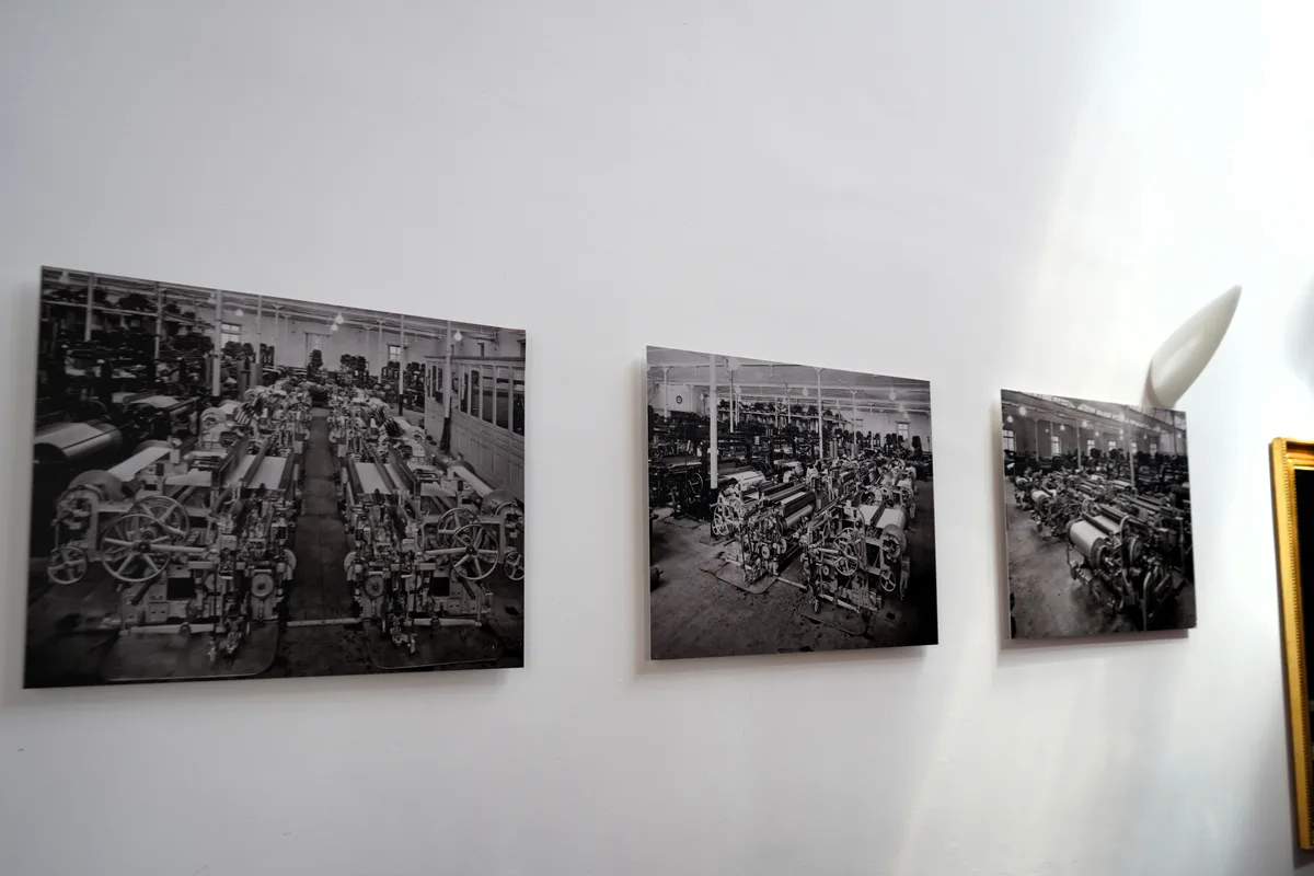 Fotos einer alten Spinnerei an der Wand